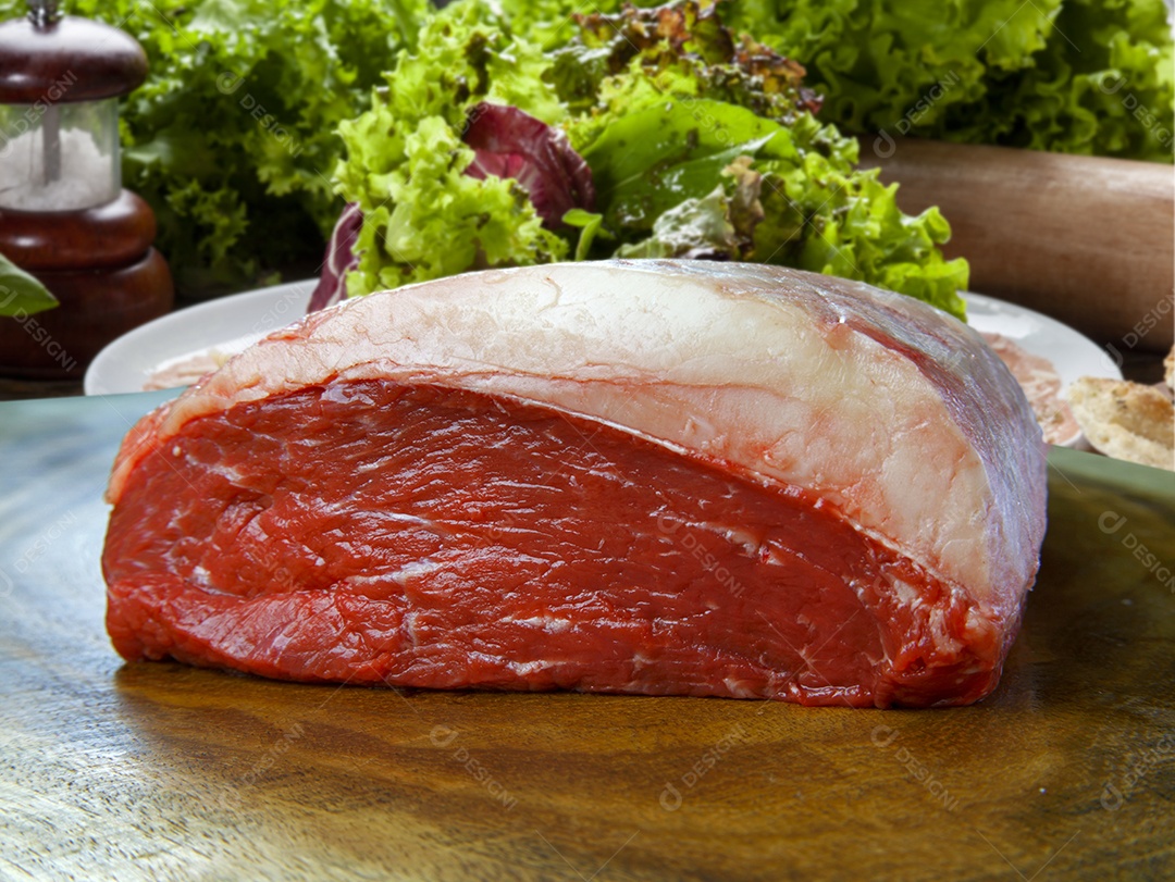 Picanha crua sobre um fundo de madeira