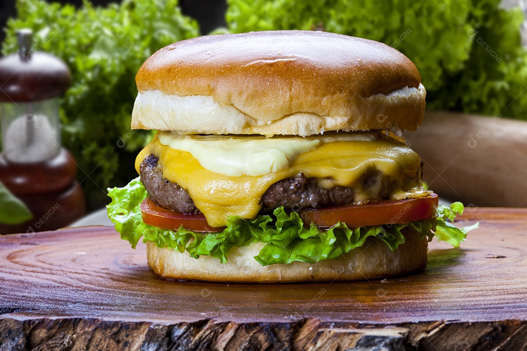 Hambúrguer gourmet na tabua de madeira