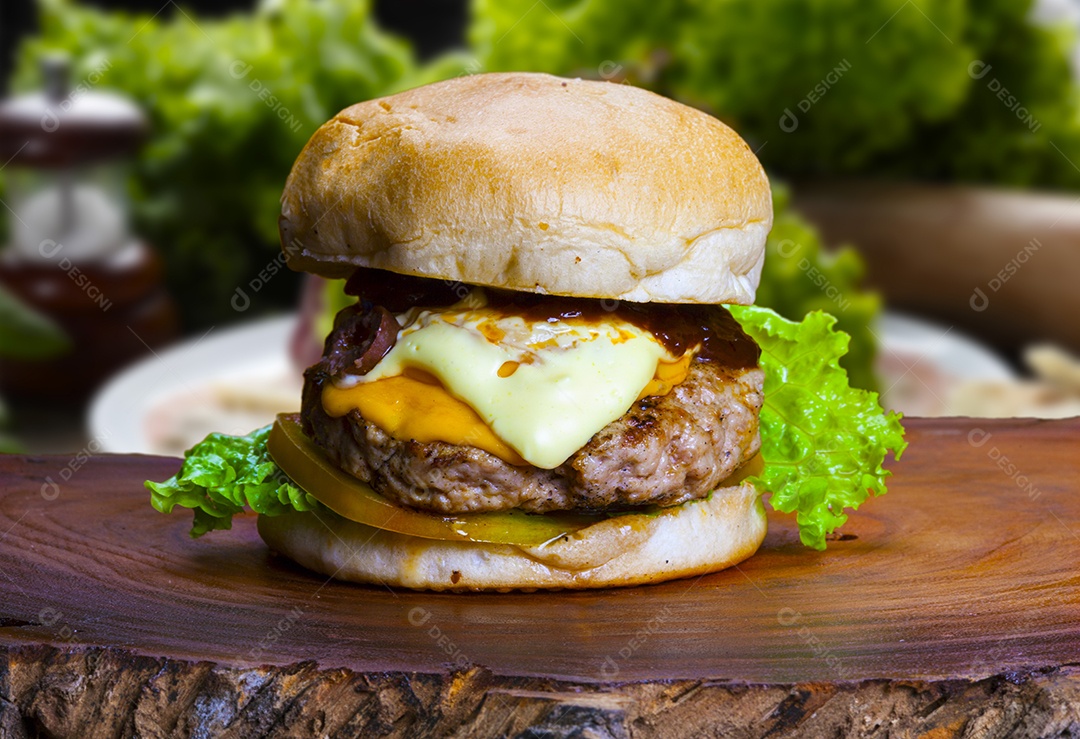 Hambúrguer suculento com muito queijo