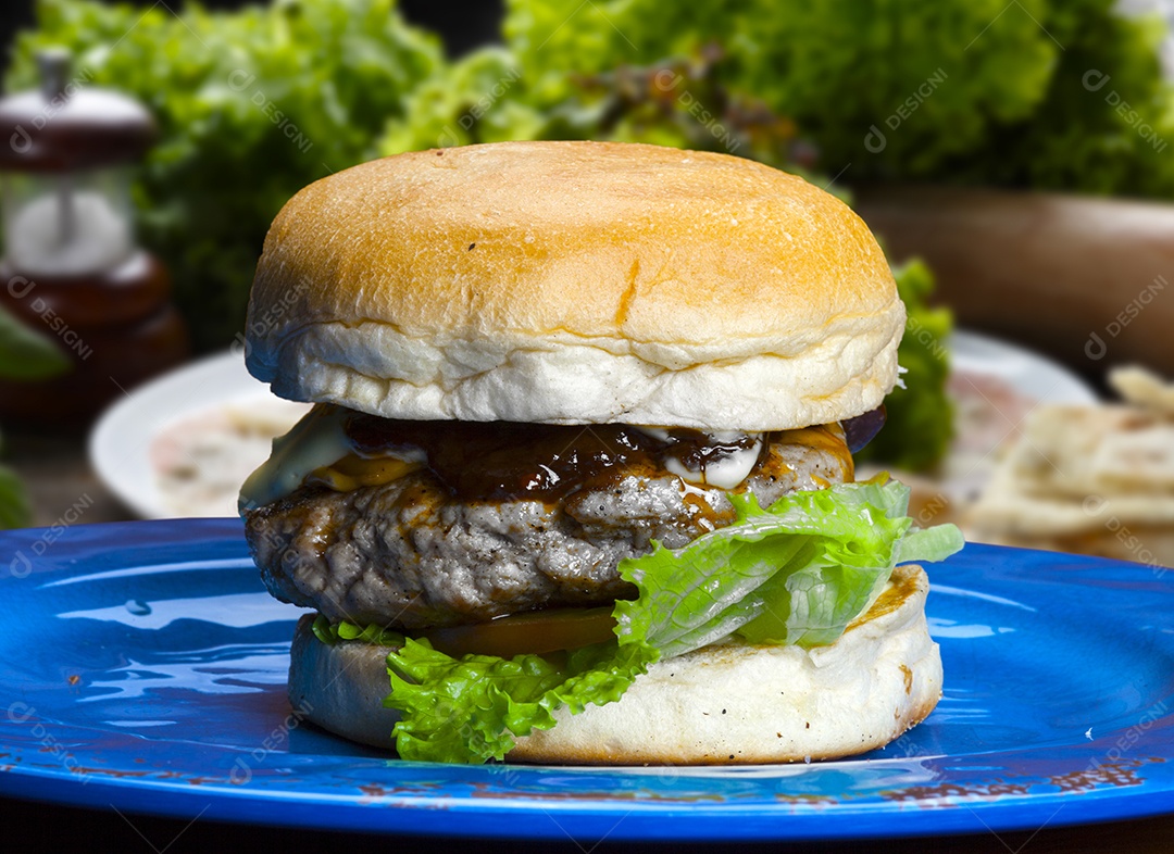 Hambúrguer com pão de carne e legumes