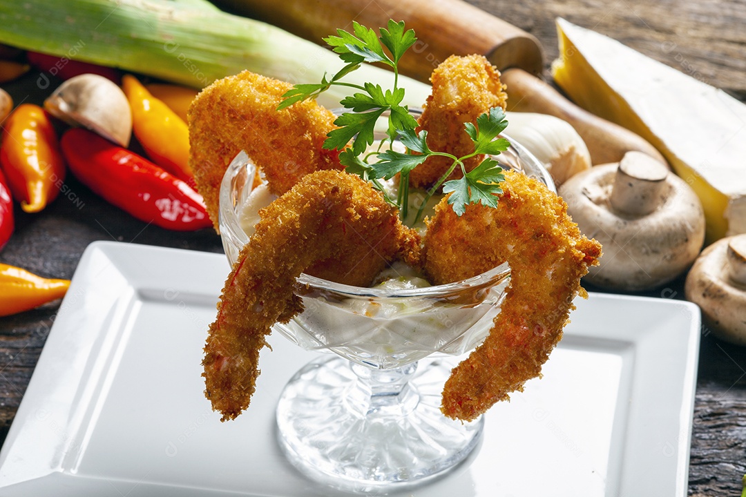 Camarão empanado e molho tártaro