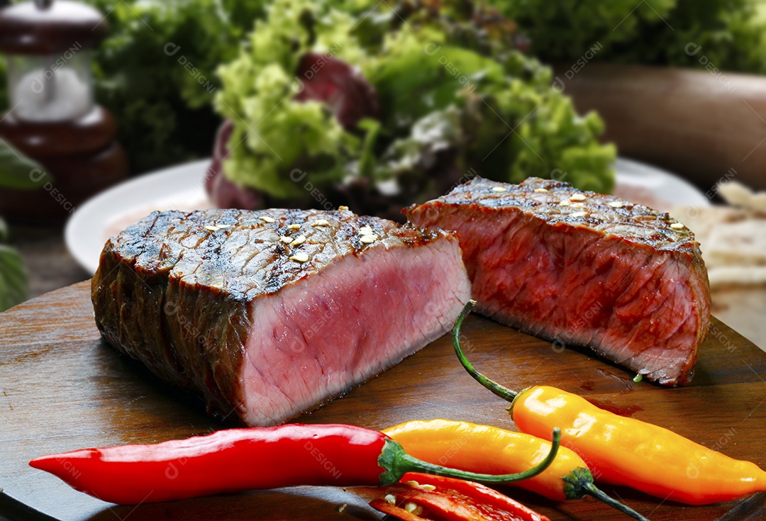 Picanha no ponto com decoração de pimentas