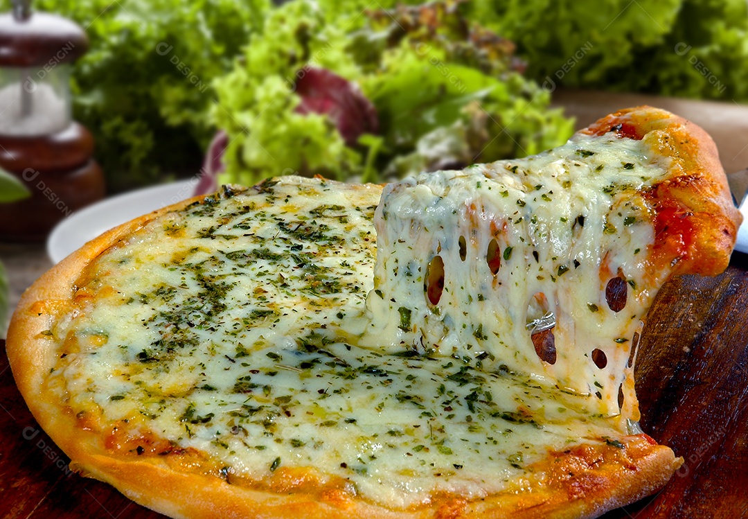 Fatia de pizza com queijo derretido