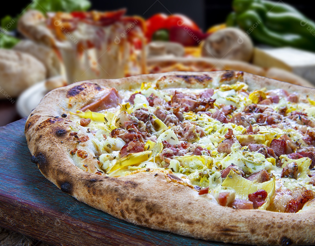 Pizza com milho, bacon, pimentão, cebola, ervilha