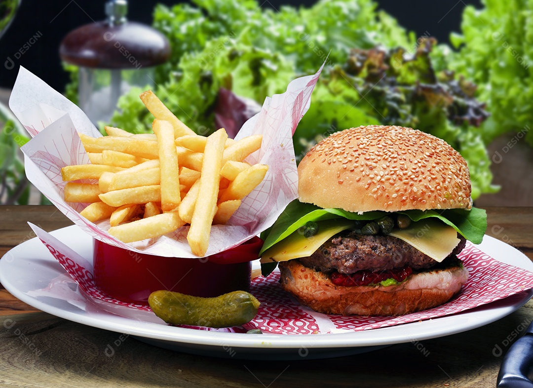 Hambúrguer com batatas fritas