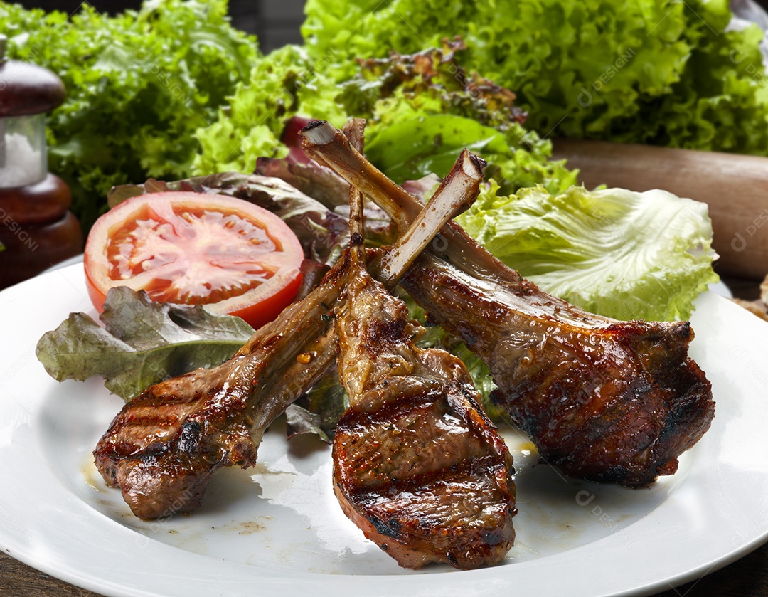Prato decorado com salada e costelas assadas