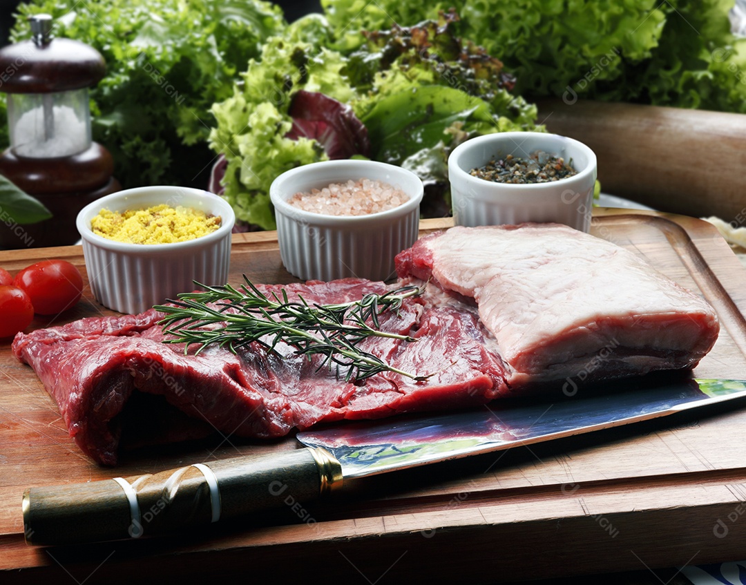 Fraldinha com temperos sobre uma tabua