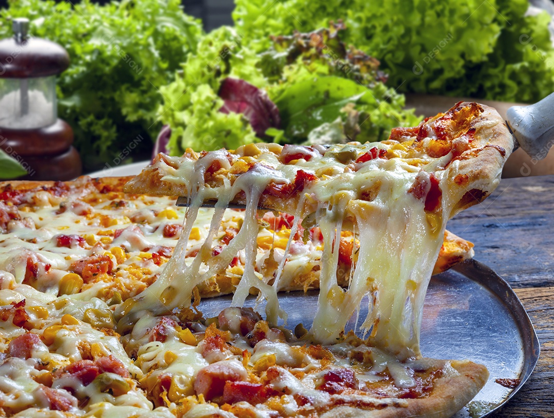 Pizza mussarela com fatia derretida