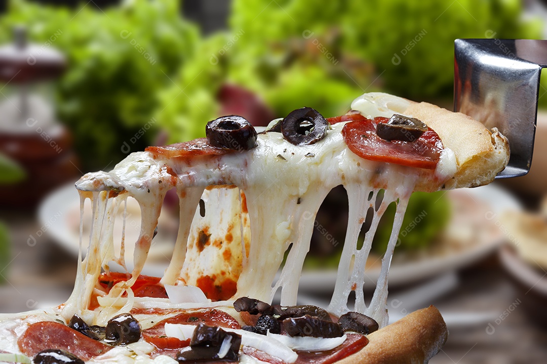 Fatia de pizza de mussarela derretida