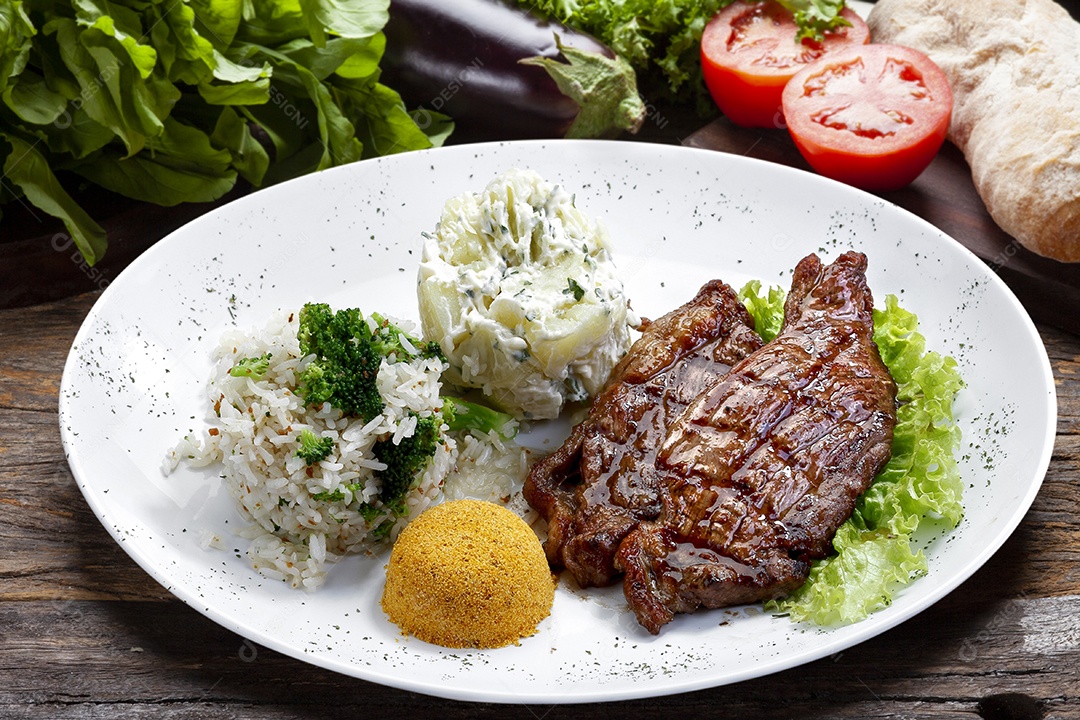 Bife com batatas e arroz