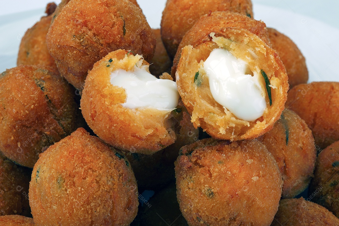 Salgadinhos recheados com requeijão