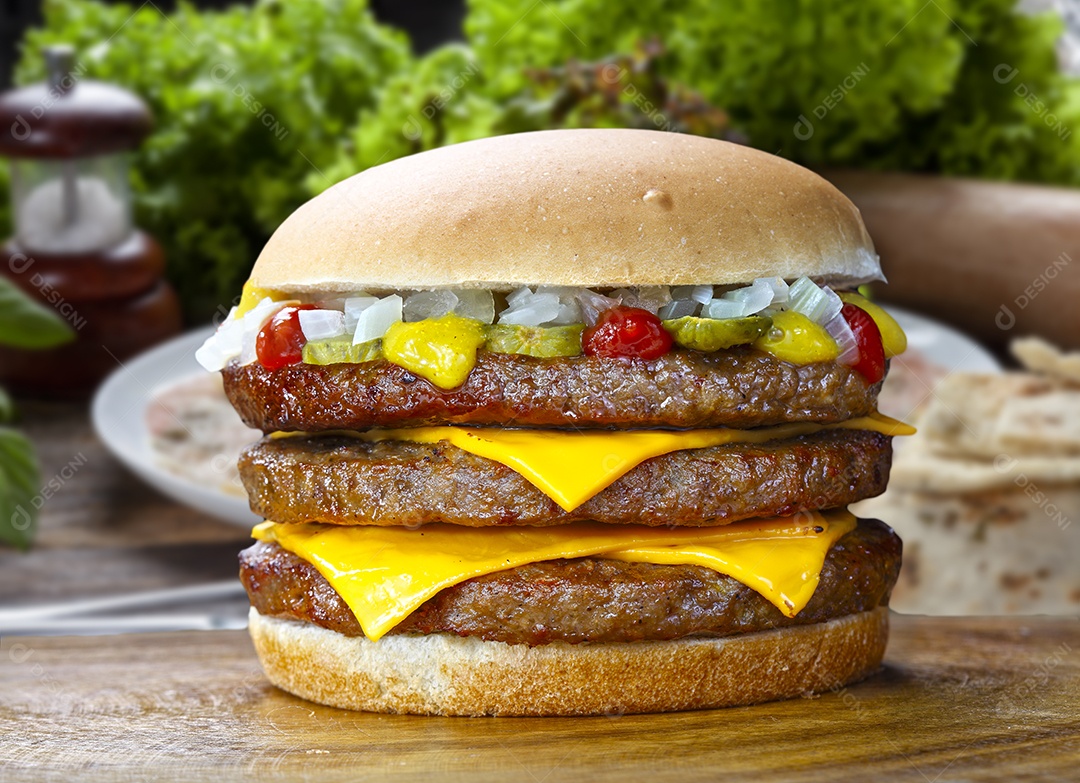 Hambúrguer com pão de carne e legumes