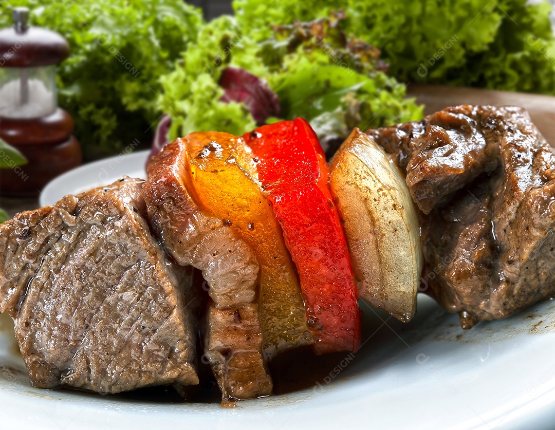 Espetinho de carne com legumes