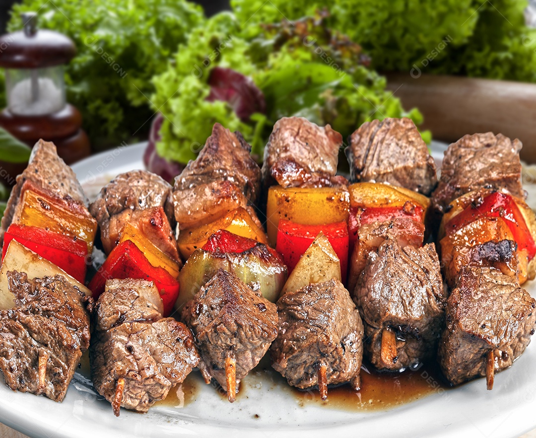 Vários espetinhos assados sobre um prato