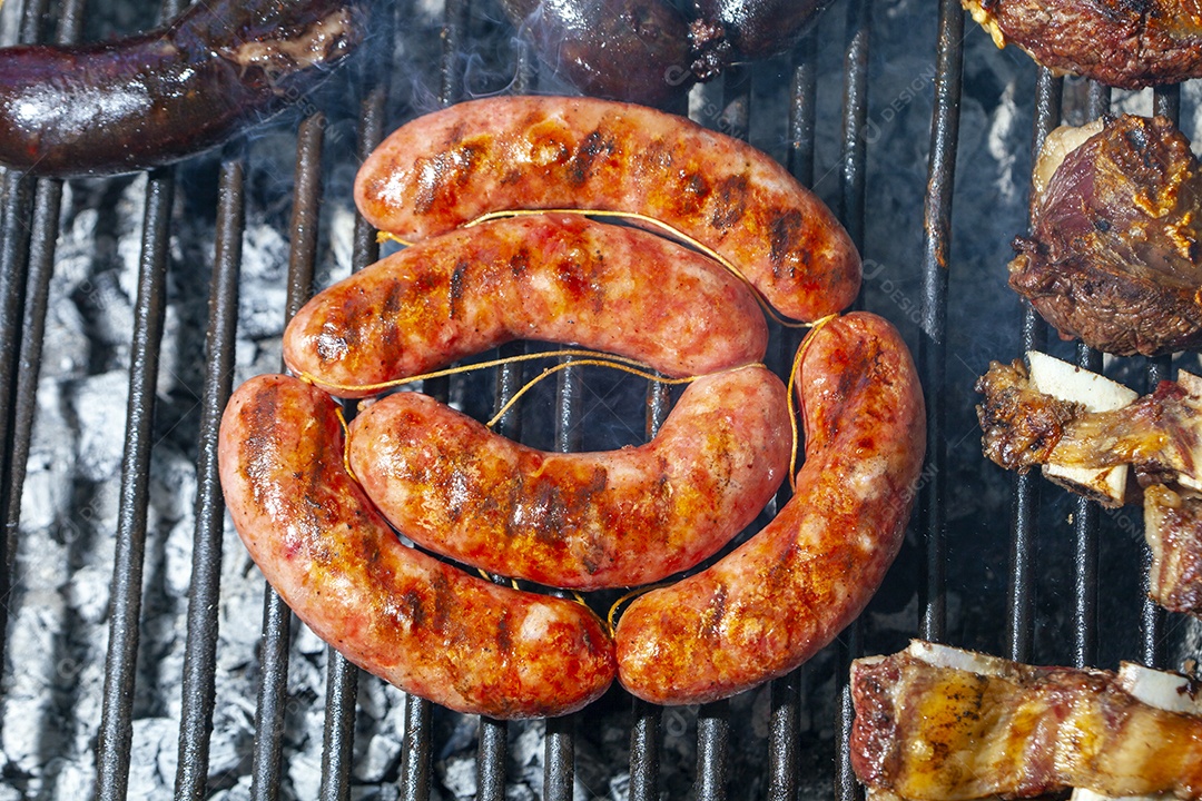 Churrasco com linguiças ardentes na grelha