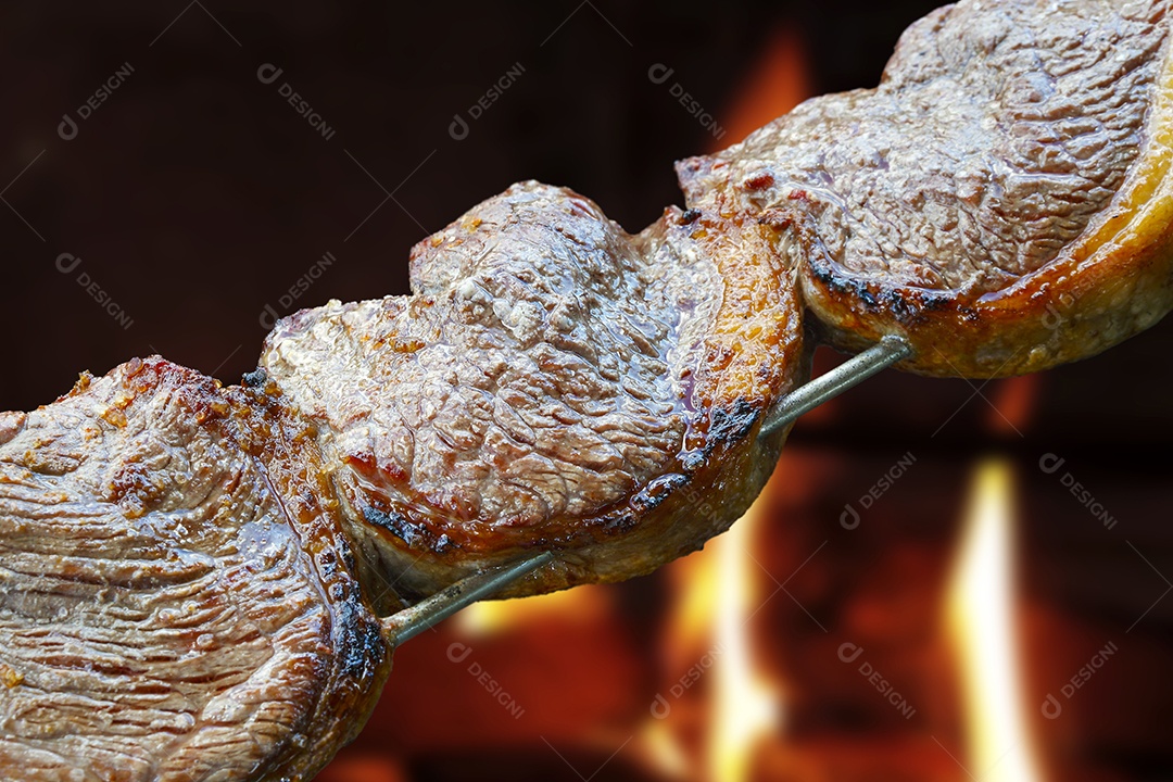 Fatias de picanha no espeto