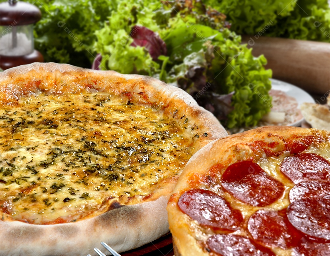 Pizza de calabresa e pizza de mussarela