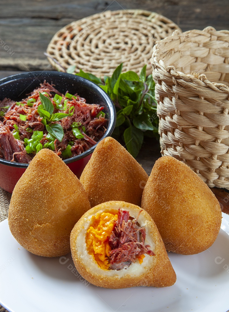 Coxinha de carne e cheddar