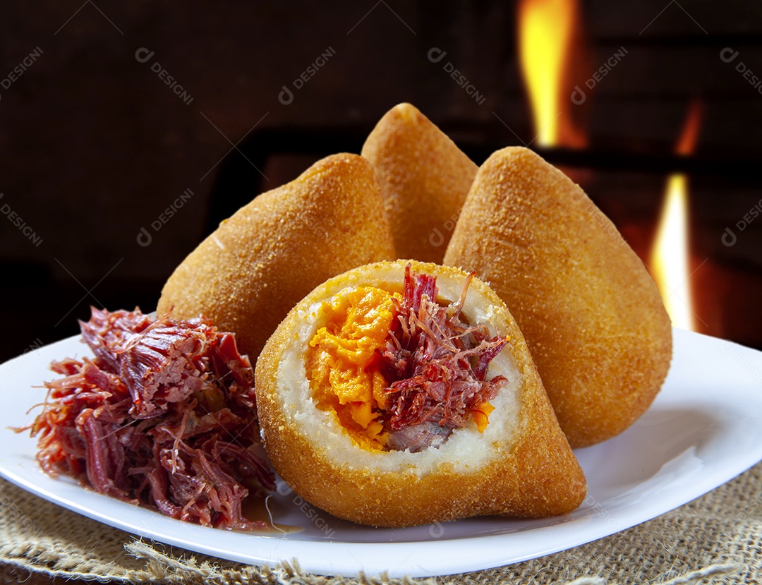 Coxinha de carne cheddar