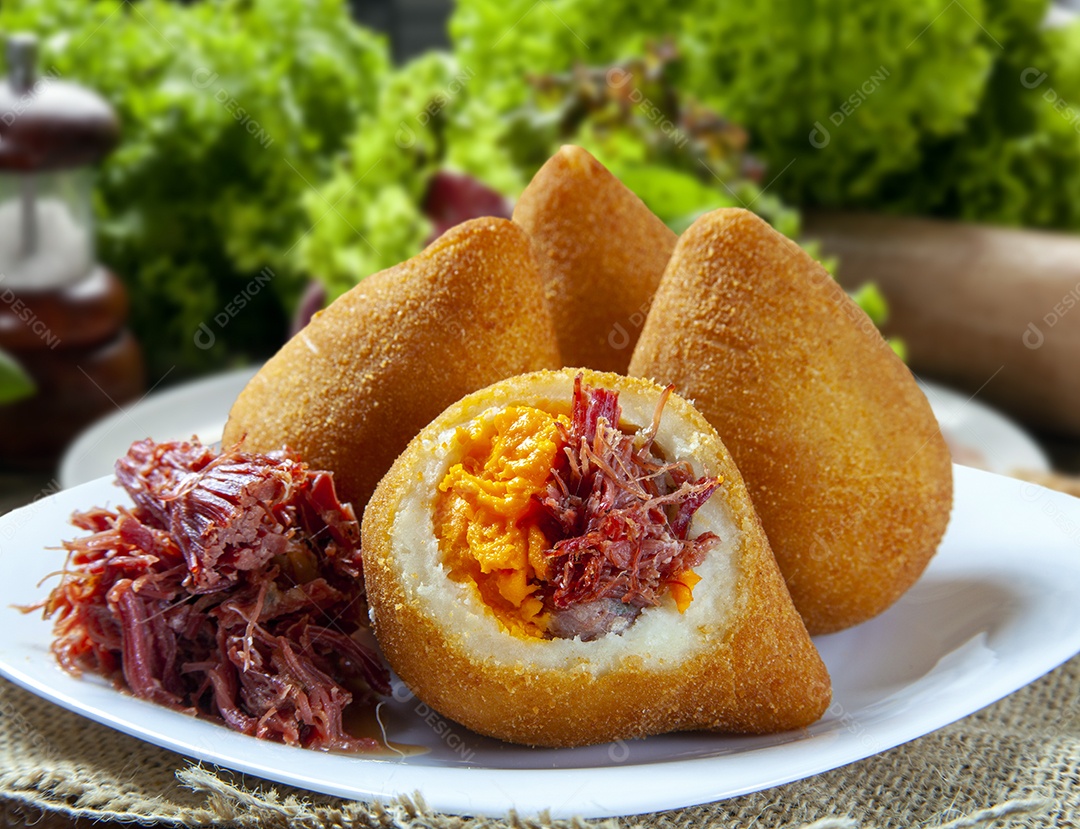 Coxinha de carne cheddar