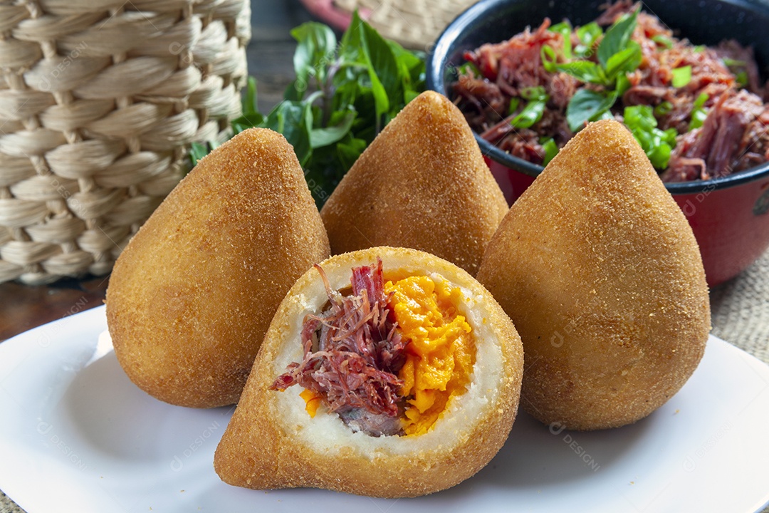 Coxinha de carne cheddar