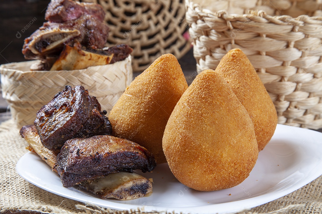 Coxinha com costela petisco brasileiro