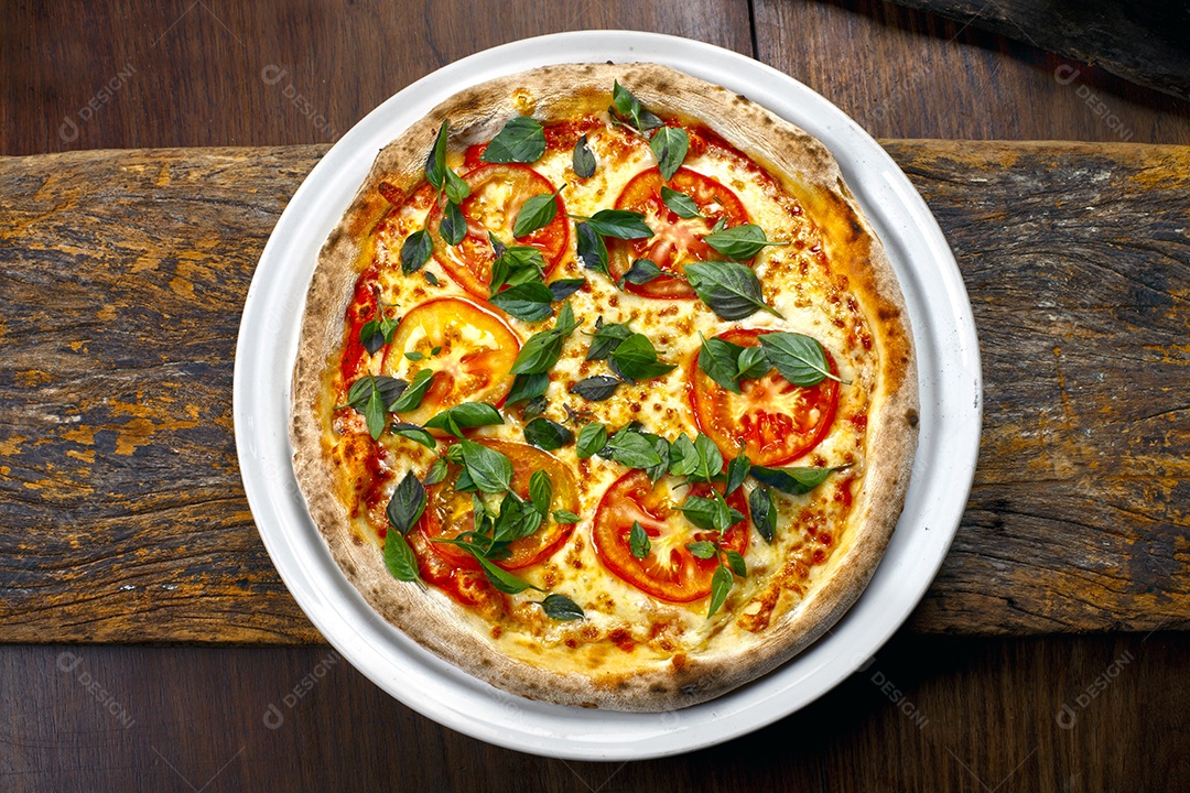 Deliciosa pizza sobre a mesa