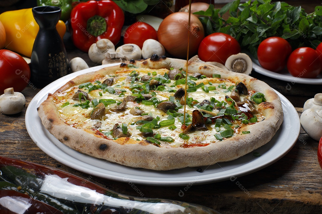 Deliciosa pizza sobre a mesa