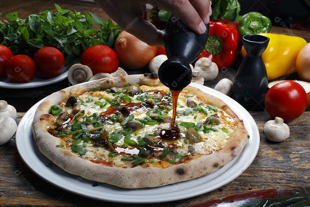 Deliciosa pizza sobre a mesa