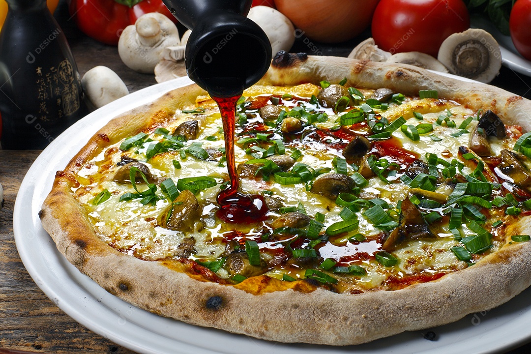 Deliciosa pizza sobre a mesa