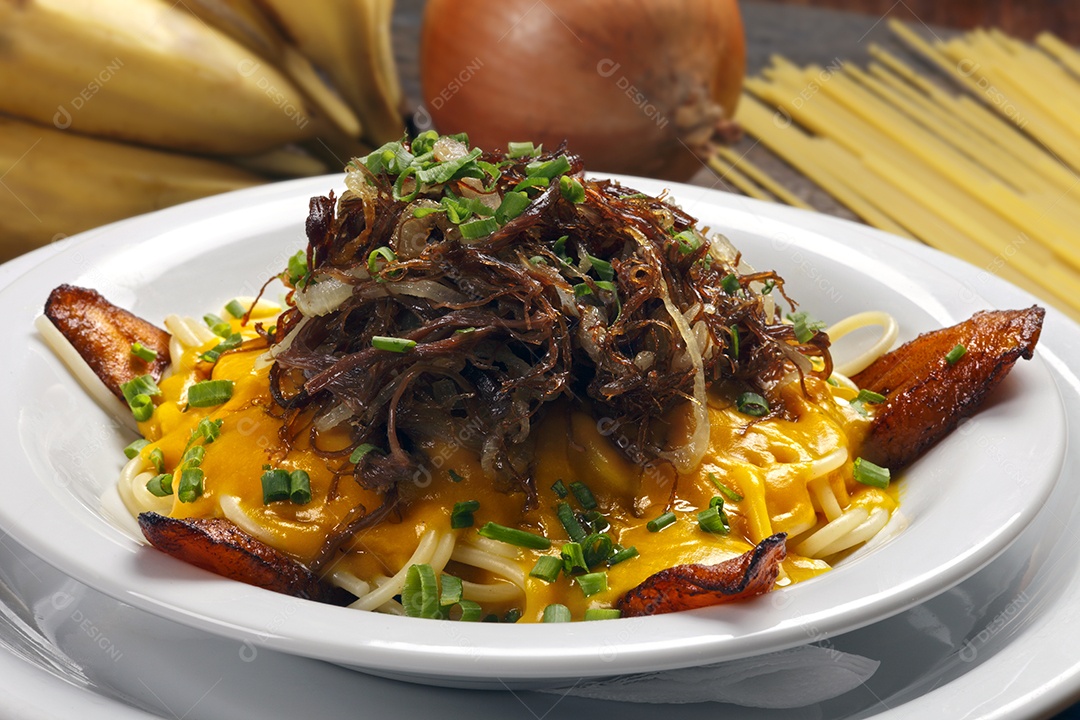 Macarrão com creme e carne