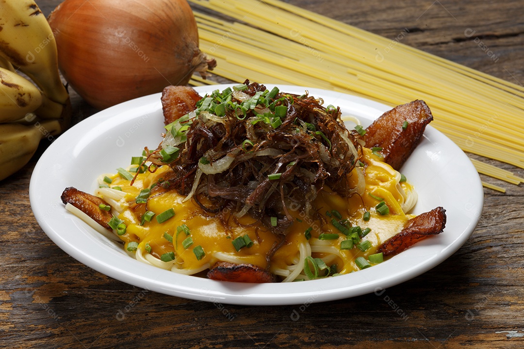 Macarrão com creme e carne