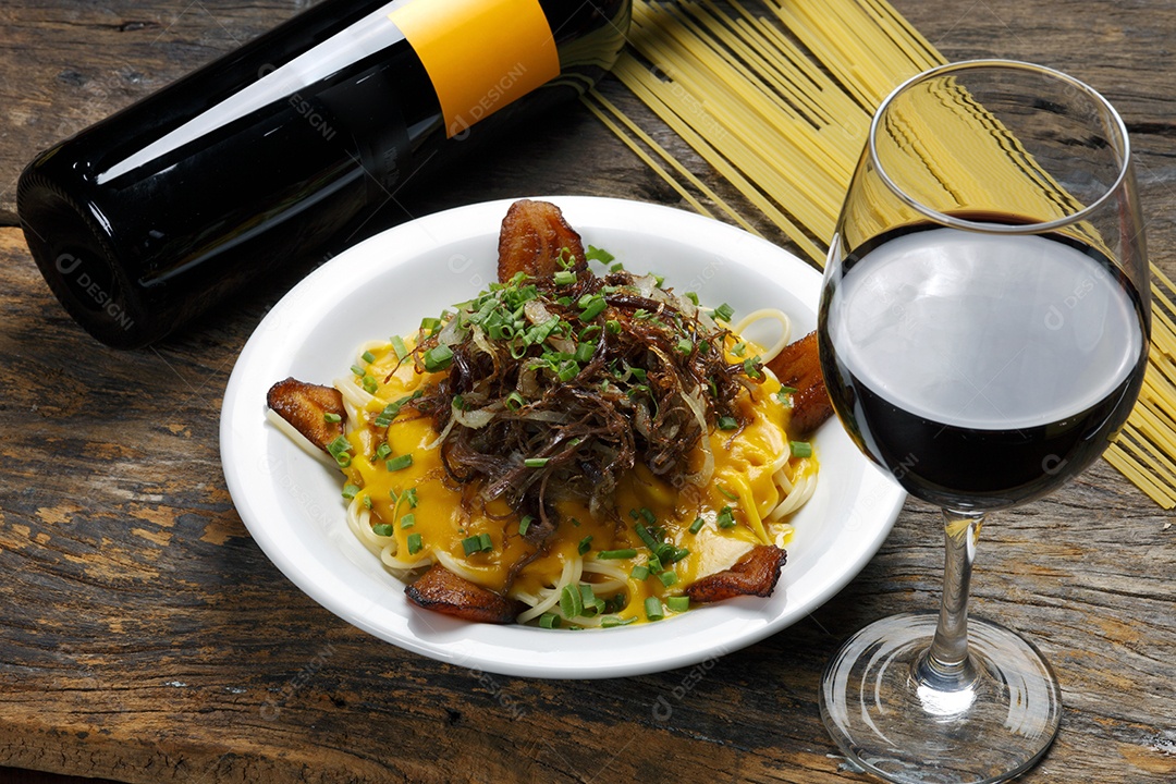 Macarrão com creme e carne