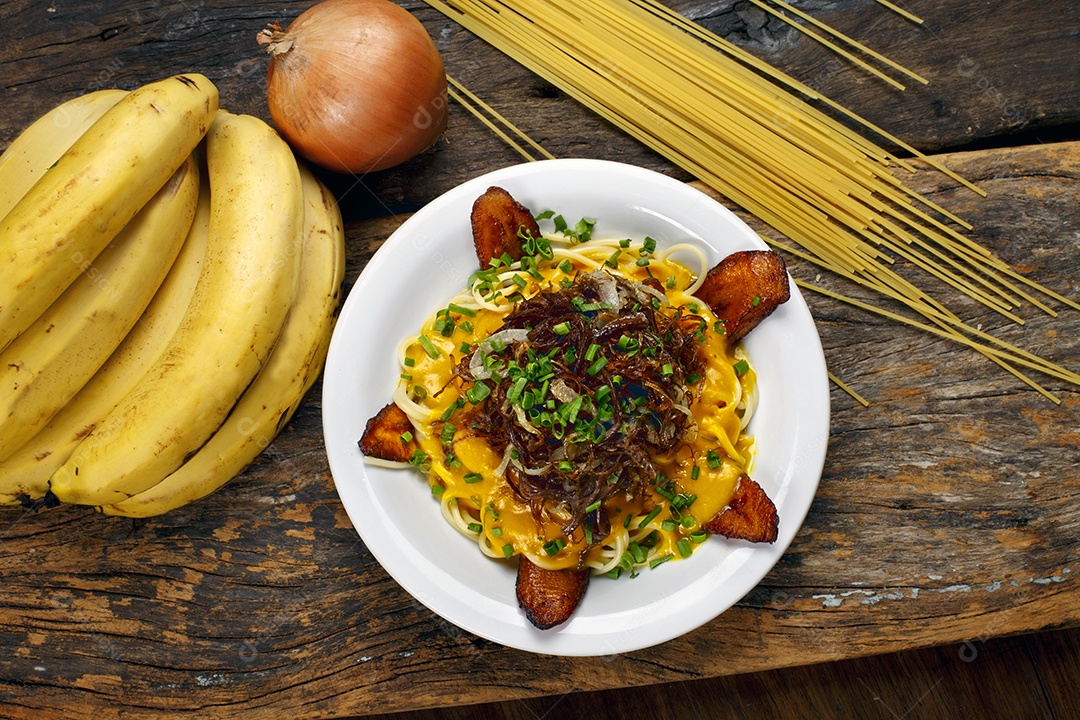 Macarrão com creme e carne