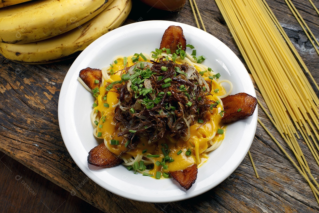 Macarrão com creme e carne