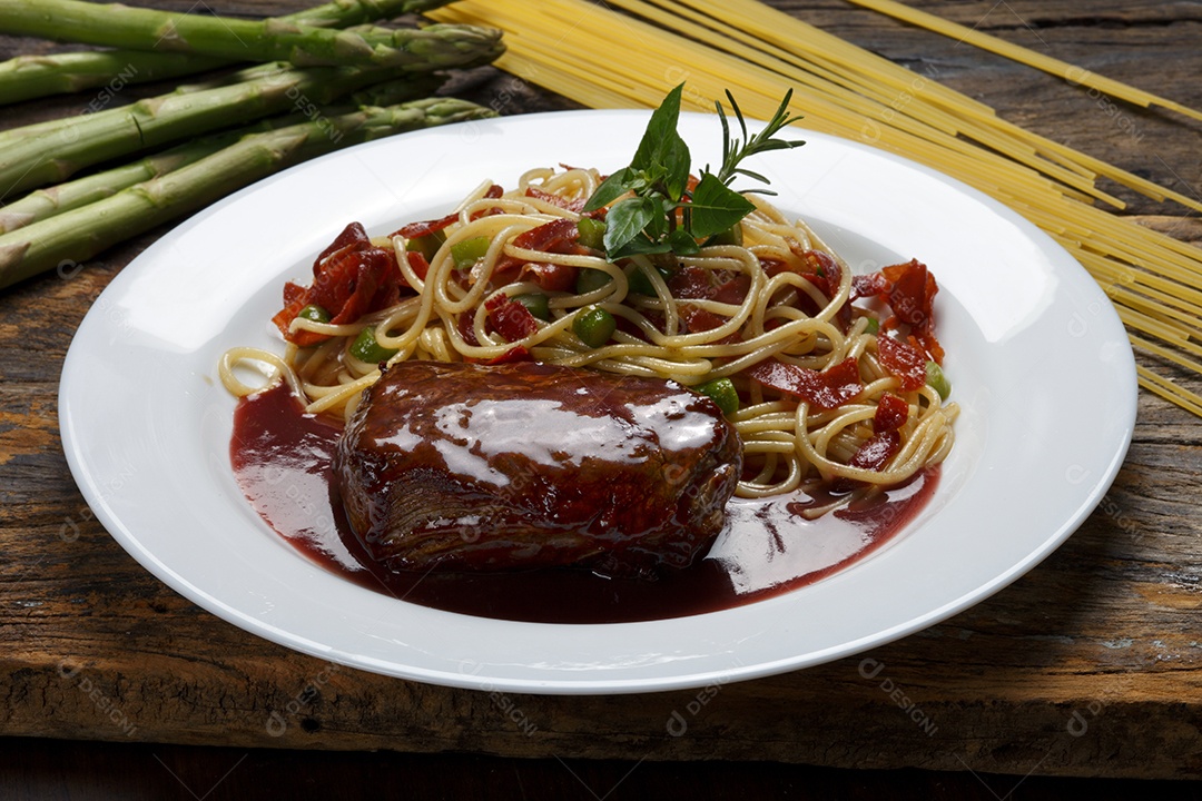 Filé mignon com macarrão