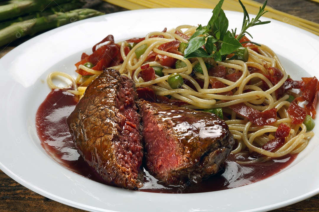 Bifé grelhado com macarrão