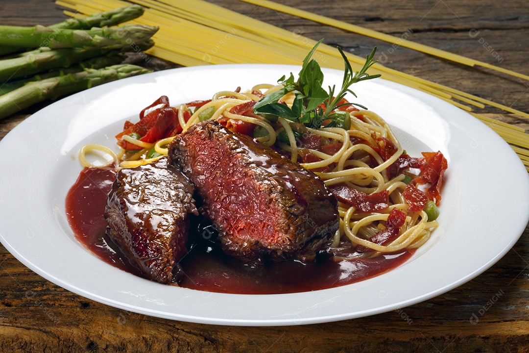 Bifé grelhado com macarrão