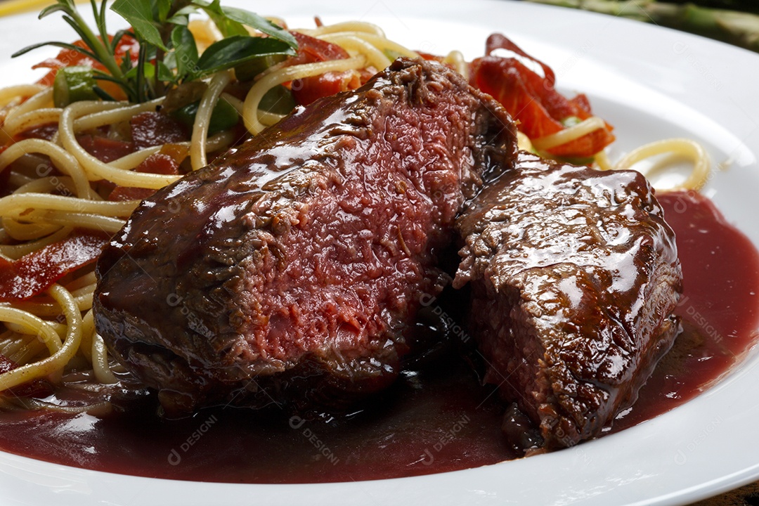 Bifé grelhado com macarrão
