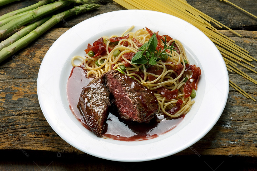 Bifé grelhado com macarrão