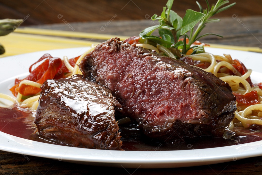 Bifé grelhado com macarrão