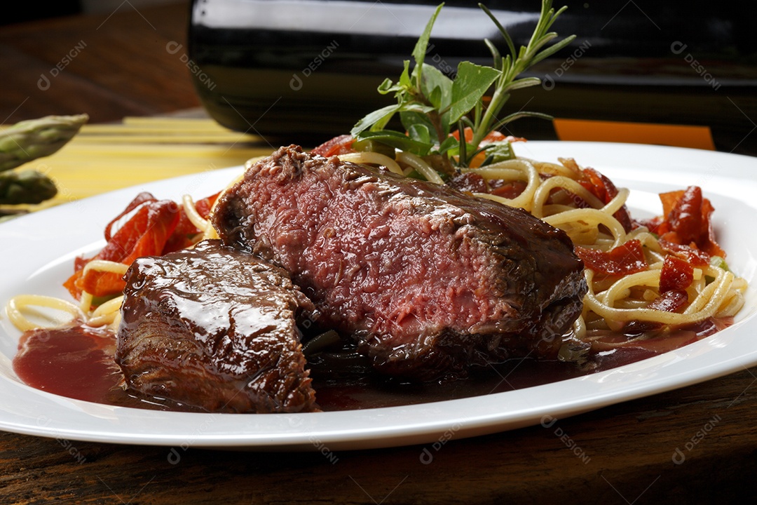 Bifé grelhado com macarrão