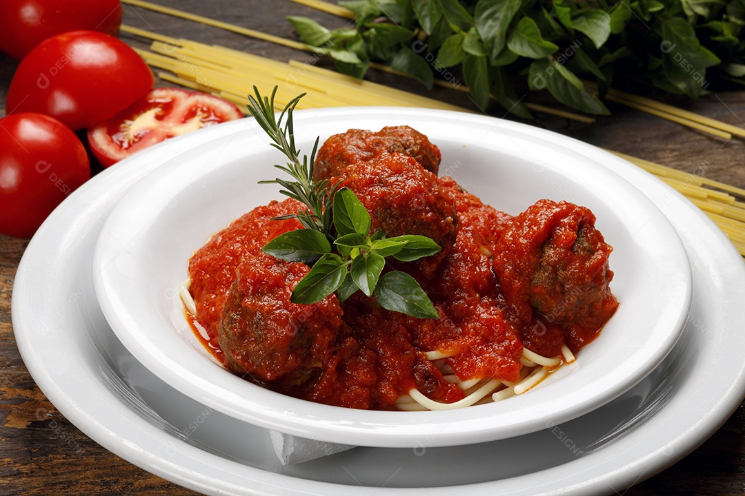 Espaguete à Bolonhesa com Almôndegas