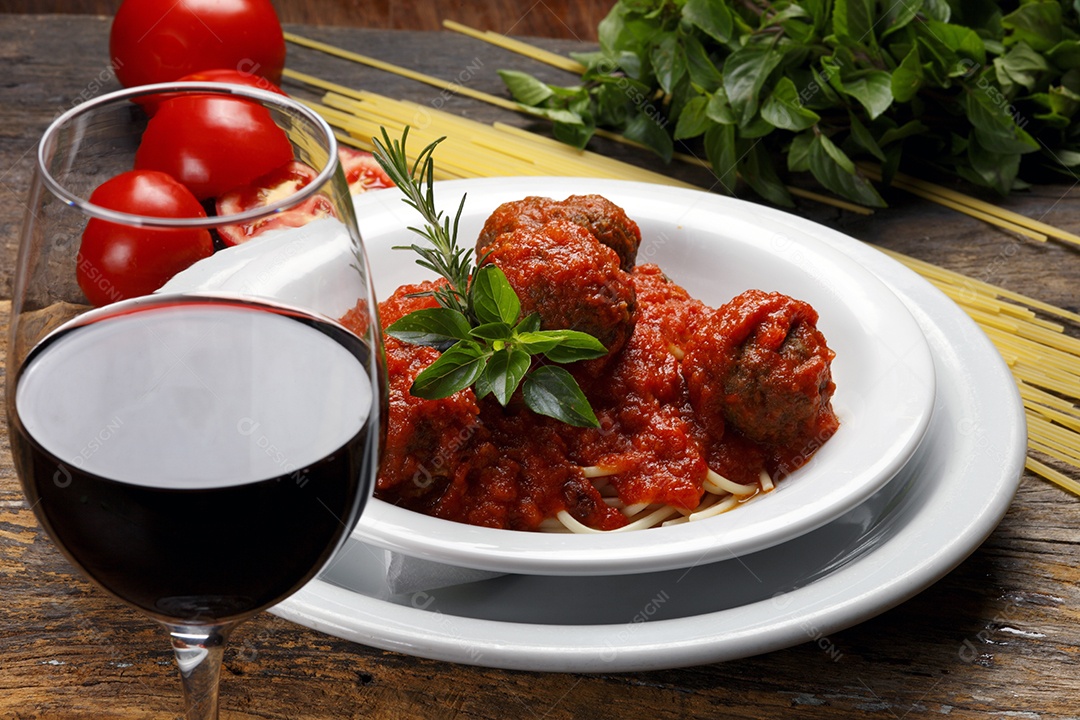 Espaguete à Bolonhesa com Almôndegas