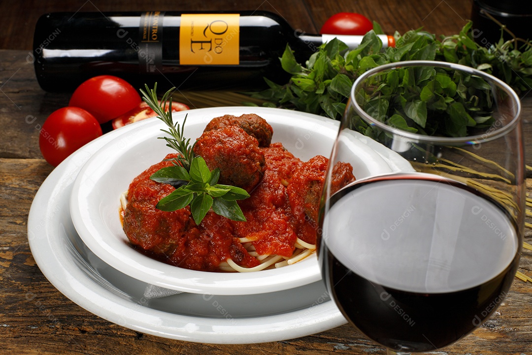 Espaguete à Bolonhesa com Almôndegas