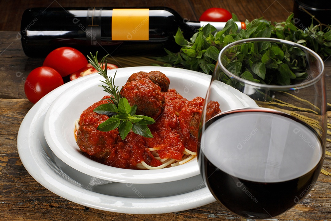 Espaguete à Bolonhesa com Almôndegas