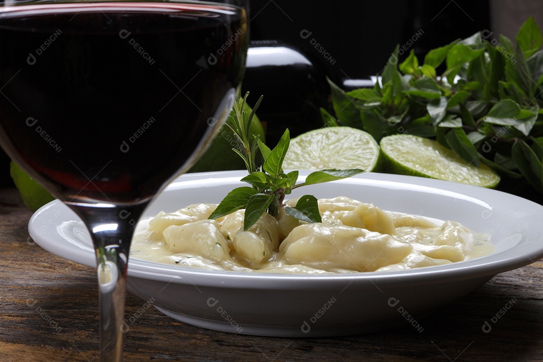Nhoque molho branco com limão e manjericão