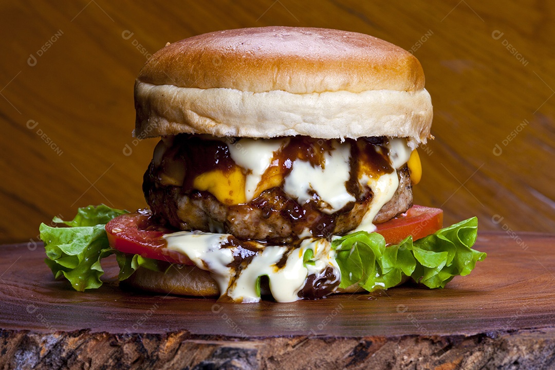 Hambúrguer gourmet caseiro com deliciosos ingredientes frescos