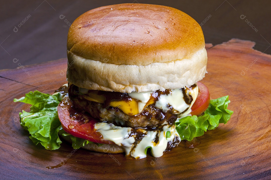 Hambúrguer gourmet caseiro com deliciosos ingredientes frescos