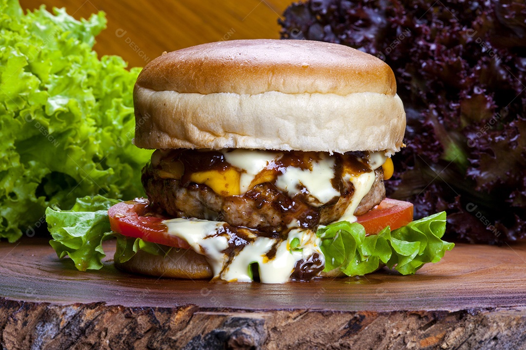 Hambúrguer gourmet caseiro com deliciosos ingredientes frescos